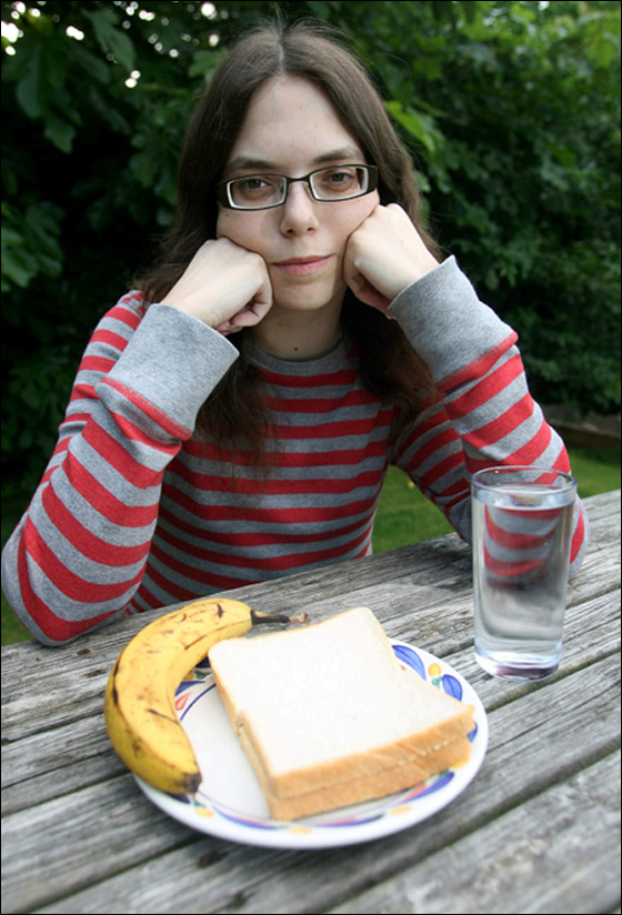 امتنعت عن تناول الطعام طوال 15 عاما لاصابتها بمرض نادر!!