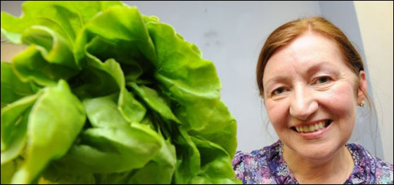 ادمانها على تناول الخس ساعد في شفائها من سرطان الثدي!! 