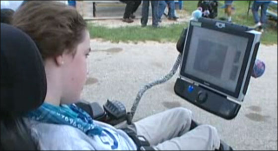 بالفيديو: مشلولة دماغيا تبدع برسم الخيول بواسطة.. عينيها! 