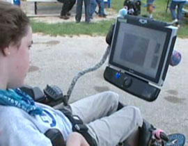 بالفيديو: مشلولة دماغيا تبدع برسم الخيول بواسطة.. عينيها! 