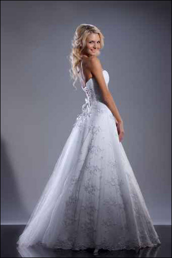 اليكم تشكيلة فساتين زفاف راقية وناعمة جدا تناسب الاميرات!
