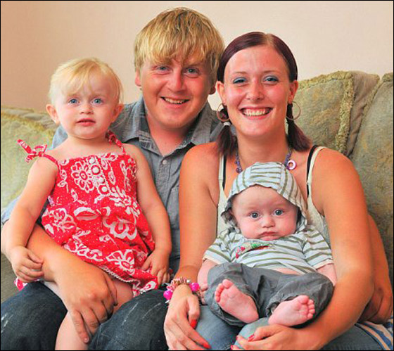 بريطانية تحدت الأطباء.. رفضت الإجهاض وولدت "الطفل المعجزة"!