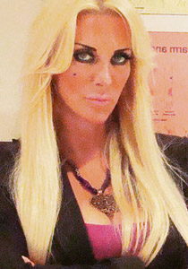 لادمانها على الجمال.. بريطانية تخضع لاكثر من 100 عملية تجميل