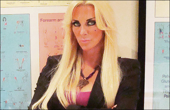 لادمانها على الجمال.. بريطانية تخضع لاكثر من 100 عملية تجميل