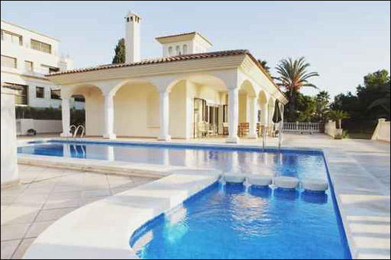 اليكم.. اجمل ديكورات المسابح والتي تناسب منازلكم!