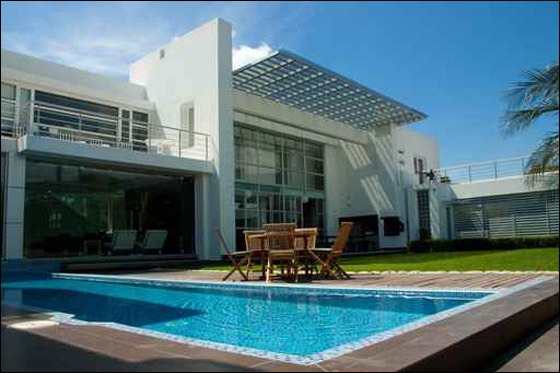 اليكم.. اجمل ديكورات المسابح والتي تناسب منازلكم!