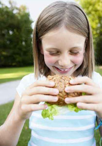 السبب الرئيسي لاصابة الاطفال بالسمنة هو.. الوجبات السريعة