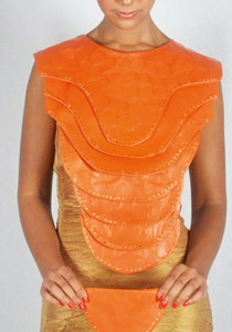 السعودية: طالبة تصمم ملابس مصنوعة من "المغناطيس"!!