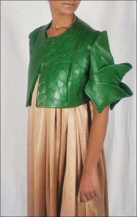 السعودية: طالبة تصمم ملابس مصنوعة من "المغناطيس"!!