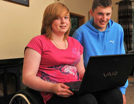 طالبة بريطانية تنام وهي تعاني من الم في الظهر وتصحو مشلولة