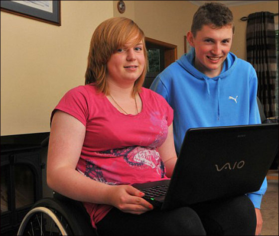 طالبة بريطانية تنام وهي تعاني من الم في الظهر وتصحو مشلولة