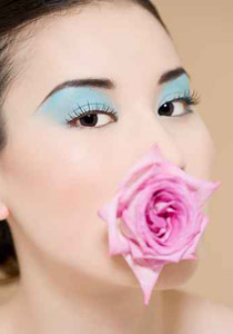 تألقي بجمال وروعة مكياجك.. واتبعي الازرق الثلجي!