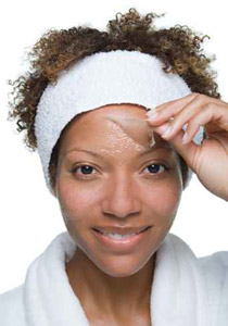 اليك سيدتي.. انواع التقشير وفوائده للبشرة!