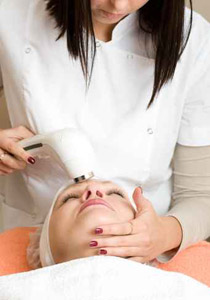 اليك سيدتي.. انواع التقشير وفوائده للبشرة!