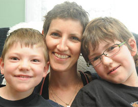 طفلان يبيعان عصير ليتبرعا بالمال لابحاث السرطان لمساعدة والدتهما