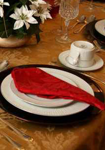 لإضافة الاناقة والبهجة الى مائدتك.. تعلمي طرق طي فوط المائدة 