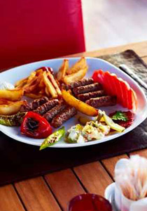 نقدم لكم مقادير وطريقة تحضير الكفتة المشوية وصلصة الطحينة!