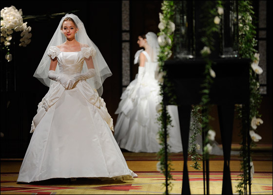 المصمم ايري ماتسوي يعرض لكن أحدث تصميمات فساتين الزفاف