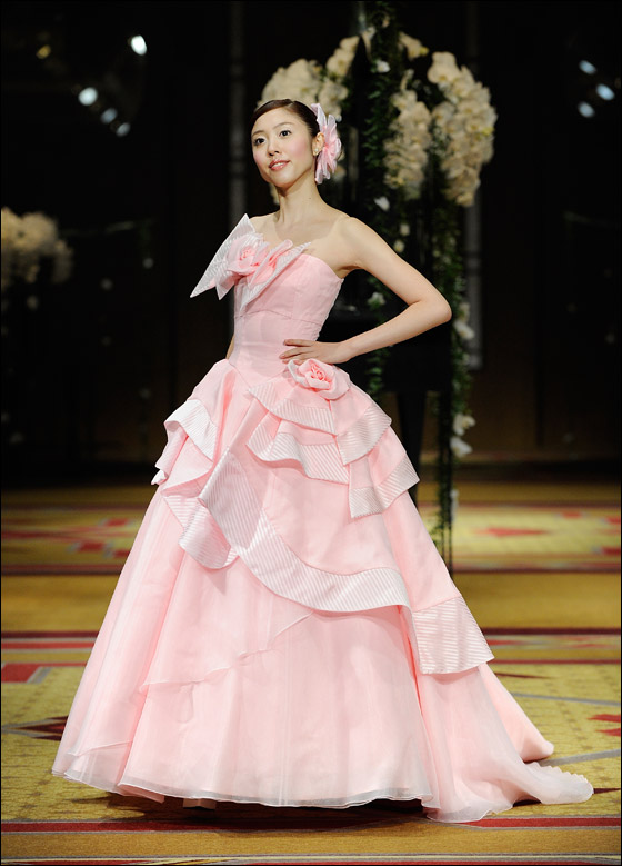 المصمم ايري ماتسوي يعرض لكن أحدث تصميمات فساتين الزفاف