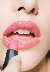 اليك اهم النصائح.. لتبرزي جمال شفتيك في فصل الصيف!