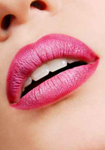 اليك اهم النصائح.. لتبرزي جمال شفتيك في فصل الصيف!