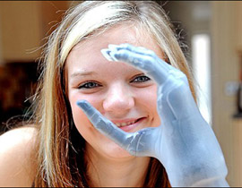 تركيب أصابع كمبيوترية لكف مراهقة بريطانية يعيد لها الحياة!! 