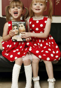 طفلة تعاني من شلل دماغي تحلم بان تتمكن من الرقص مثل توأمها!!