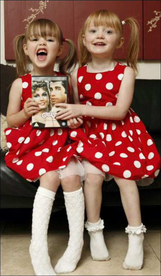 طفلة تعاني من شلل دماغي تحلم بان تتمكن من الرقص مثل توأمها!!