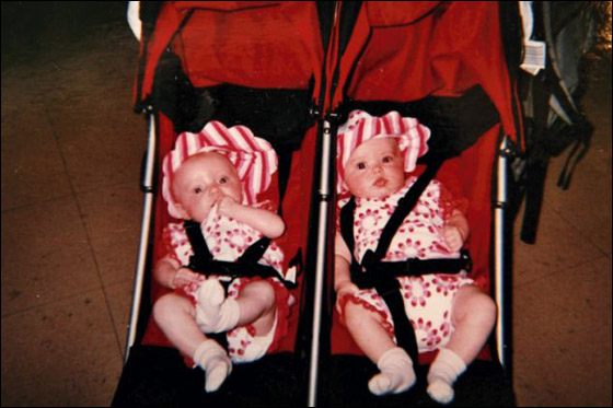 طفلة تعاني من شلل دماغي تحلم بان تتمكن من الرقص مثل توأمها!!