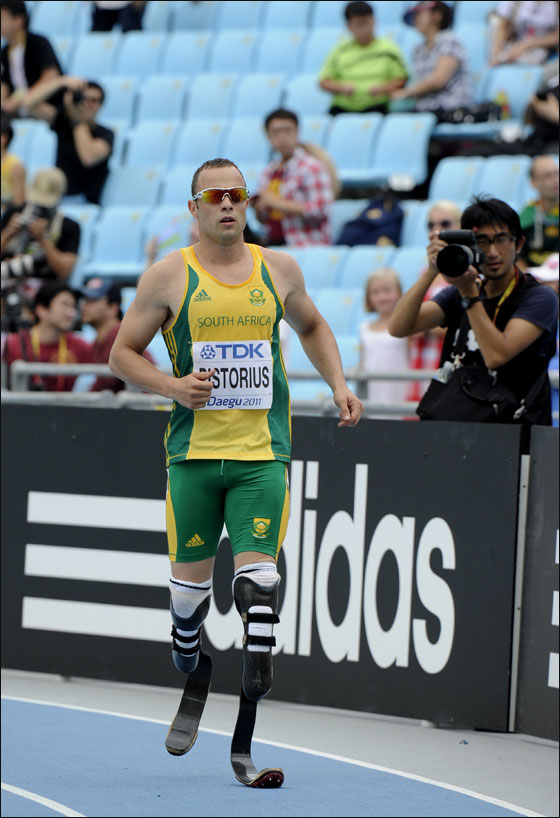 تحدى إعاقته وشارك بسباق الابطال العاديين برجلين حديديتين