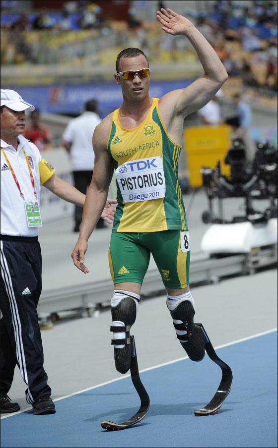 تحدى إعاقته وشارك بسباق الـ 400 متر النهائي مع الابطال!