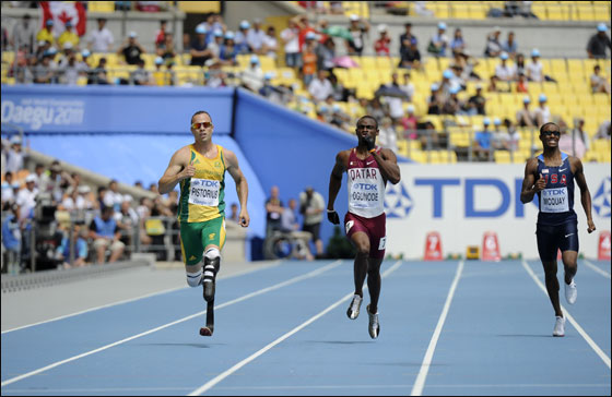 تحدى إعاقته وشارك بسباق الابطال العاديين برجلين حديديتين