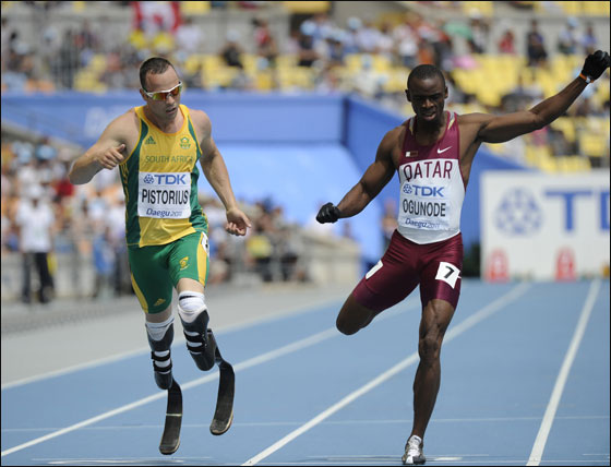 تحدى إعاقته وشارك بسباق الابطال العاديين برجلين حديديتين