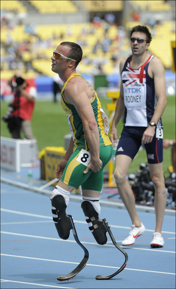 تحدى إعاقته وشارك بسباق الابطال العاديين برجلين حديديتين