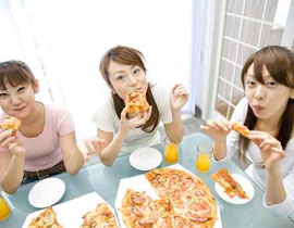 تعانون من الافراط في تناول الطعام؟.. اليكم السبب!! 