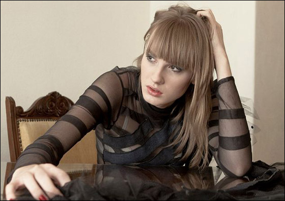 رجل مكتمل الذكورة يتحول الى انثى ويطمح بلقب أفضل عارضة ازياء!!