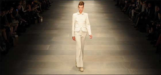 اليكم.. ارقى تصاميم الملابس لنهاية صيف 2011!!