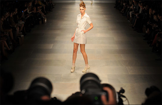 اليكم.. ارقى تصاميم الملابس لنهاية صيف 2011!!