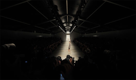 اليكم.. ارقى تصاميم الملابس لنهاية صيف 2011!!