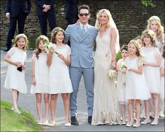 بالصور: اناقة وبساطة فساتين زفاف النجمات عام 2011!!