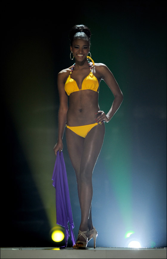 ملكة جمال الكون لعام 2011 متهمة بتزوير وثائقها الرسمية!!