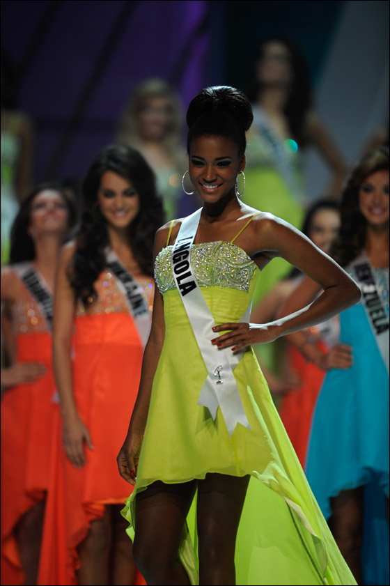 ملكة جمال الكون لعام 2011 متهمة بتزوير وثائقها الرسمية!!