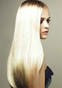 اليك.. اقنعة طبيعية تعيد البريق لشعرك الجاف!