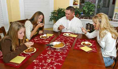 تناول الطعام مع العائلة يحمي المراهقين من الانحراف!