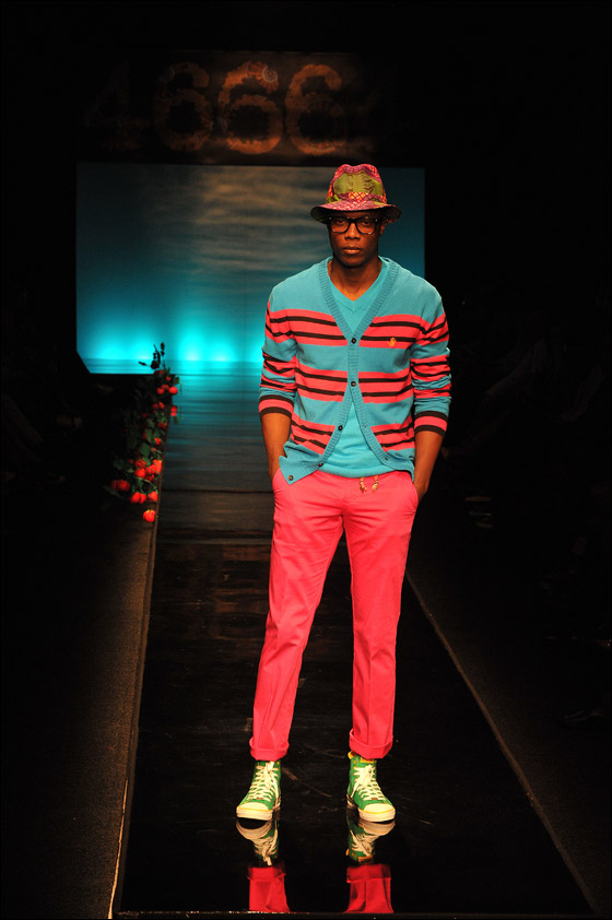 بالصور.. تشكيلة زاهية من الازياء الافريقية!! 