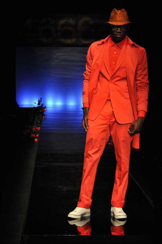 بالصور.. تشكيلة زاهية من الازياء الافريقية!! 