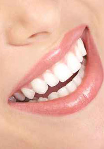 آخر صرعة.. عمليات تجميلية "تخريبية" تجعل الاسنان ملتوية!