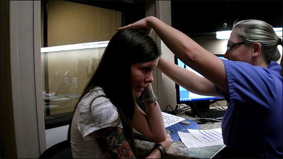 بالفيديو.. عمري 29 عاما وأسمع صوتي للمرة الأولى!! 