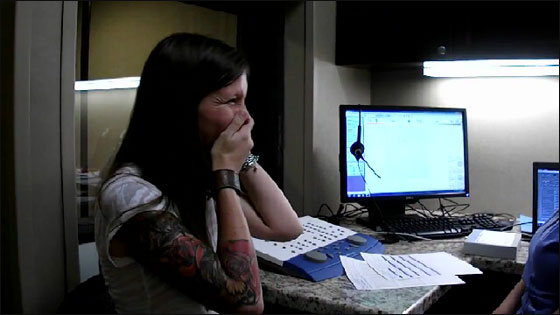 بالفيديو.. عمري 29 عاما وأسمع صوتي للمرة الأولى!! 