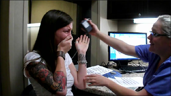 بالفيديو.. عمري 29 عاما وأسمع صوتي للمرة الأولى!! 